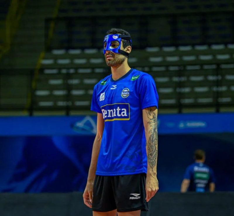 Douglas Souza usa máscara na final do paulista de vôlei