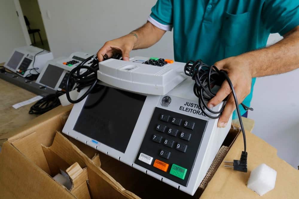 Como mais de 560 mil urnas chegam aos locais de votação em 2026?