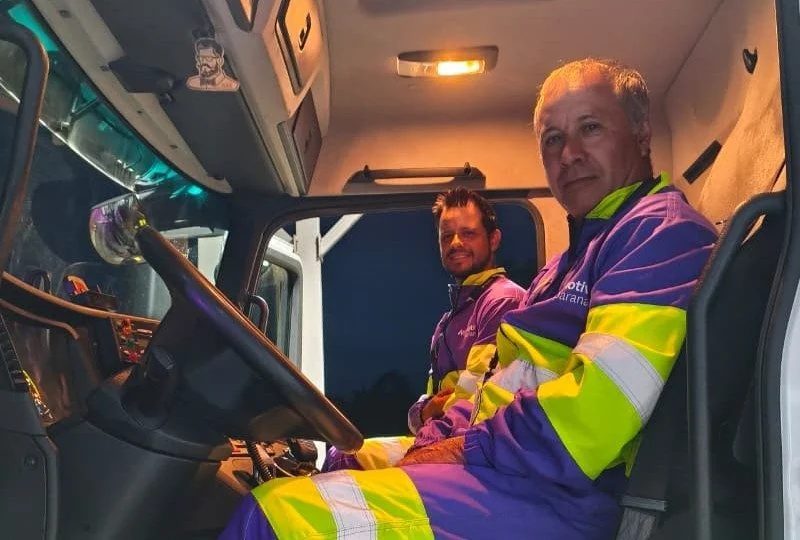 Pai e filho operam guinchos pesados nas rodovias da Motiva Paraná
