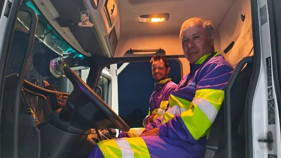 Conheça pai e filho que trabalham em rodovias do Paraná operando guinchos pesados