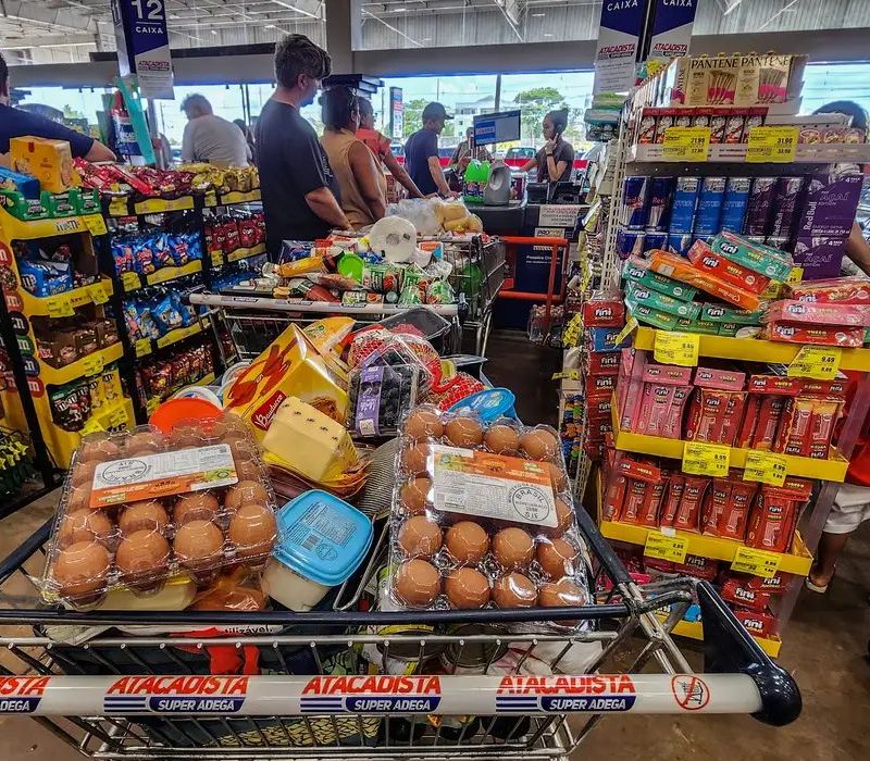 Supermercados registram alta nas vendas após proibição das bets