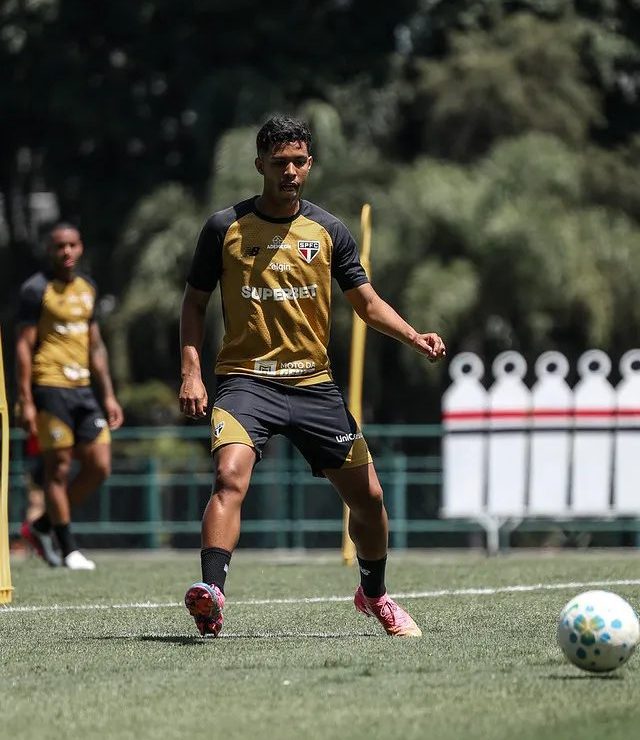 Ryan Francisco vira titular no São Paulo após bronca e mudança