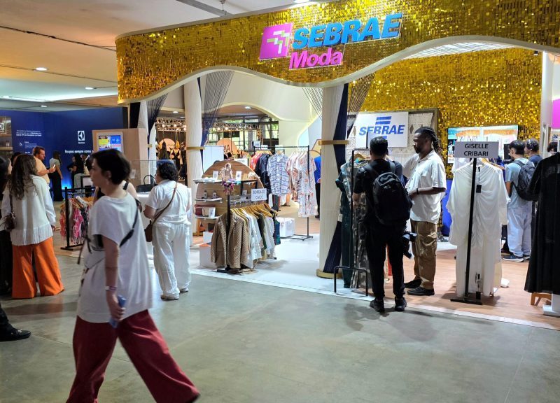 Couro de peixe produzido por artesãs do Paraná brilha na São Paulo Fashion Week