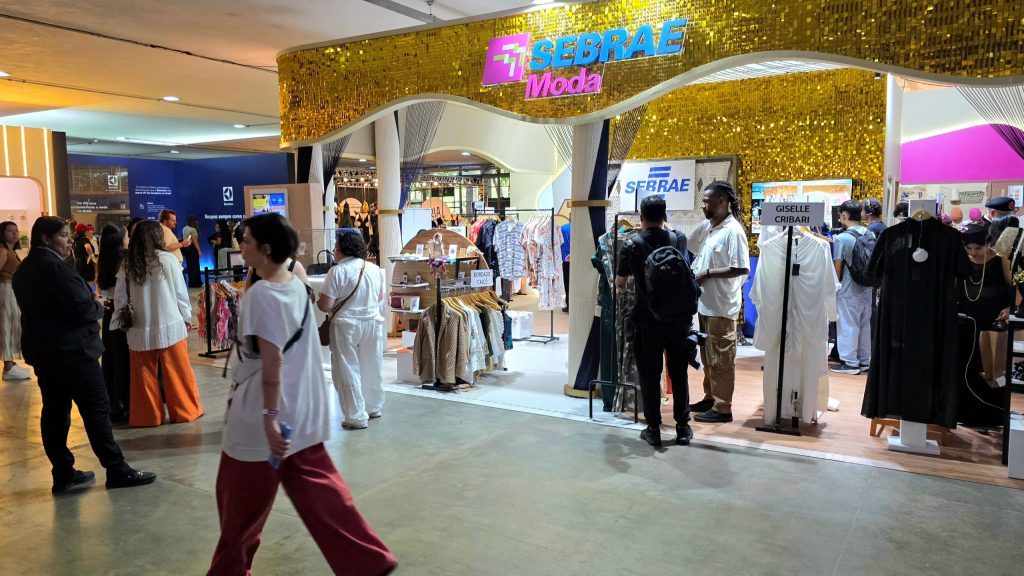 Couro de peixe feito por artesãs de Pontal conquista espaço na São Paulo Fashion Week