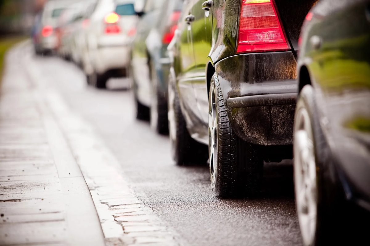 Curitiba tem 8 bairros com bloqueios no trânsito e importante avenida travada hoje