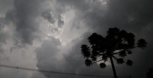 Curitiba tem terça gelada, mas termômetros disparam na quarta