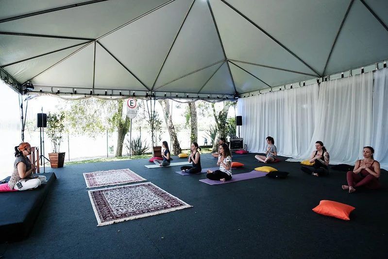 Curitiba oferece 150 aulas gratuitas de yoga em esquenta para festival