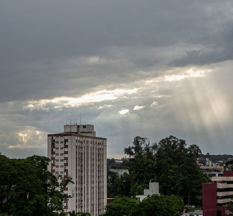 Curitiba tem 98% de chance de chuva e mínima de 13°C nesta quinta
