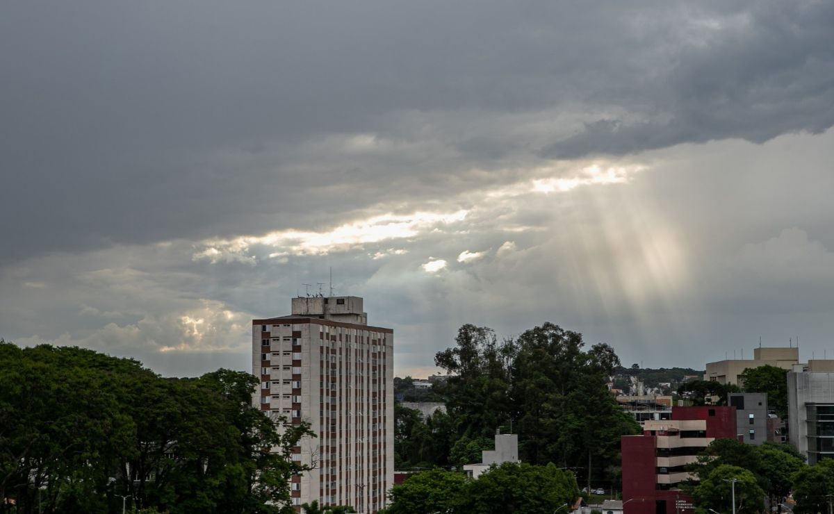 Curitiba terá quinta-feira nublada e com chance de chuva; veja previsão do tempo completa