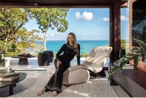 Danielle winits abre mansão no rio e revela escritório de vidro