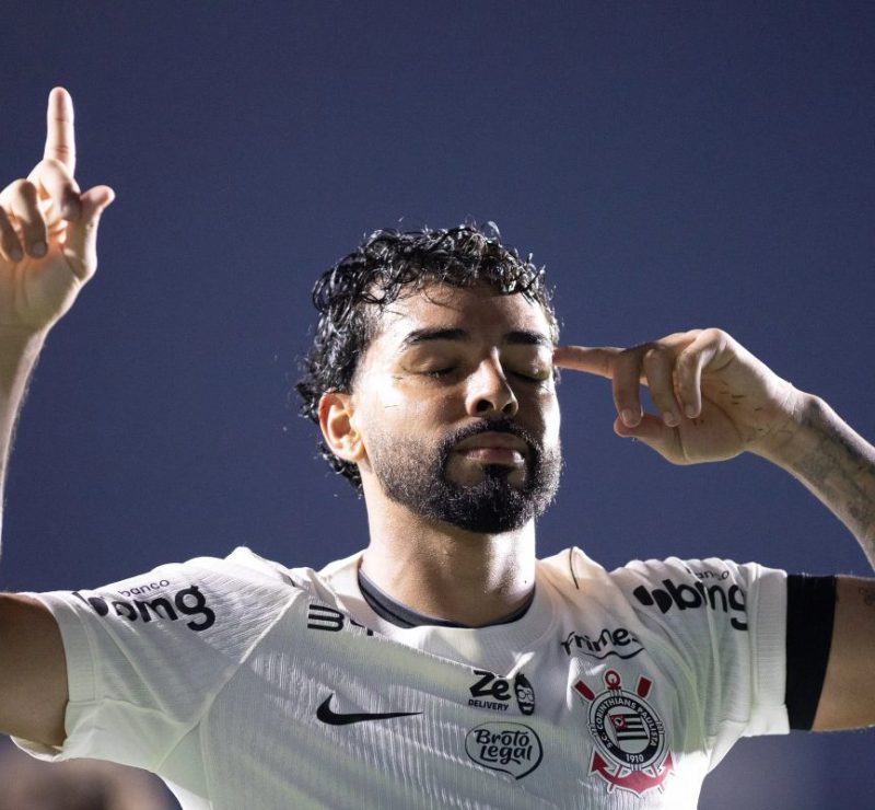 Por que Seedorf mudou a função de Matheus Bidu no Corinthians