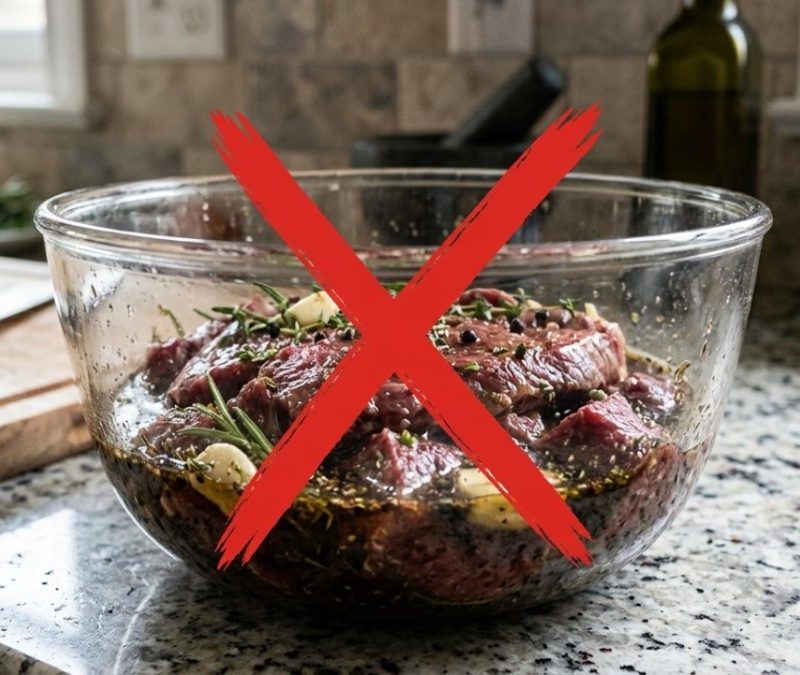 Por que deixar a carne marinando na pia é um risco para a saúde