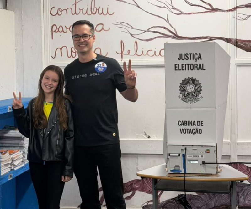 Deltan Dallagnol vota em Curitiba e destaca defesa do Paraná