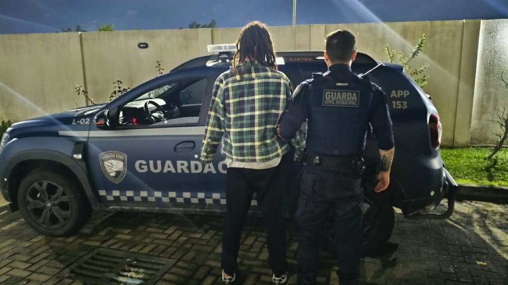 Denúncia de morador leva Guarda Civil a flagrar suspeito de tráfico na Ilha do Mel