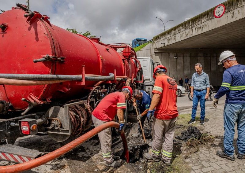 Avenida Roque Vernalha recebe limpeza de bueiros e recapeamento