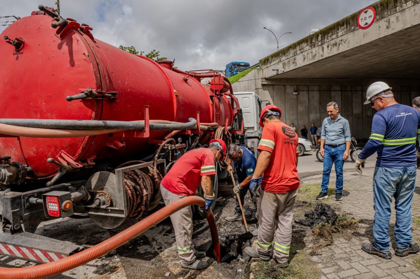Desobstrução da rede de drenagem acompanha obras de recapeamento na Avenida Roque Vernalha