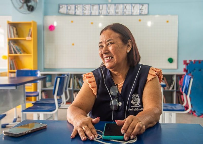 Professora de Paranaguá emociona web ao transformar a vida de aluno tímido