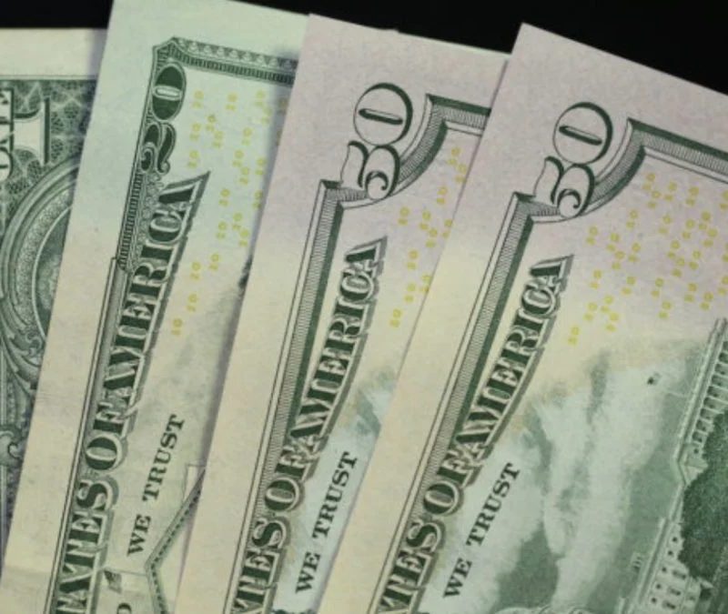Dólar despenca mais de 4% e rompe barreira de R$ 5 após 1º turno