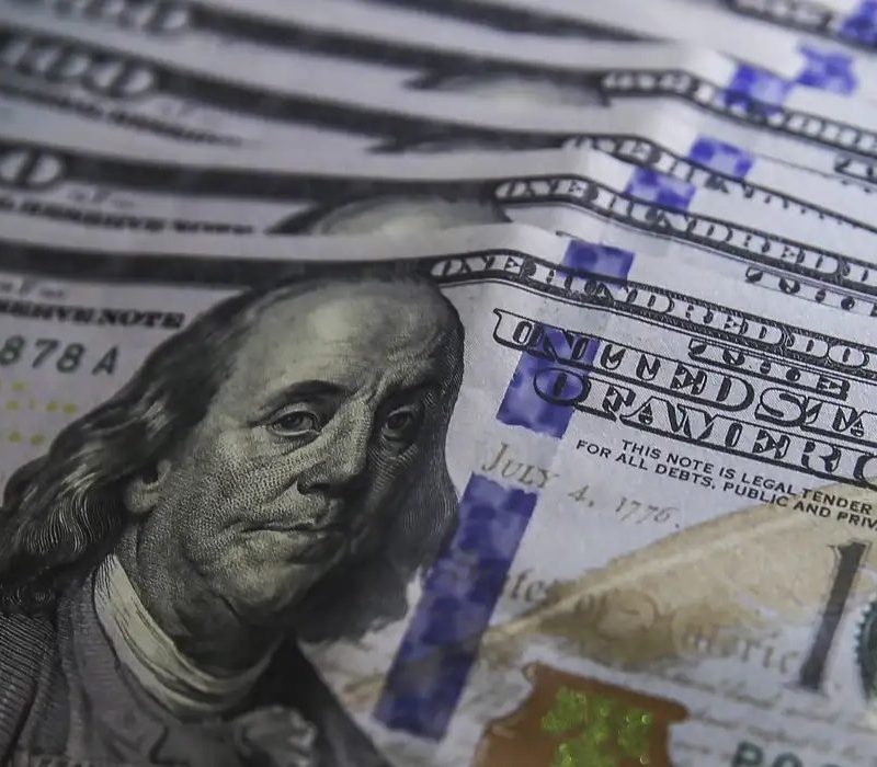 Dólar cai para perto de R$ 5 e bolsa supera 208 mil pontos