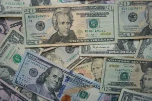 Dólar oscila perto da estabilidade com empate técnico entre Flávio e Lula