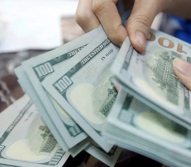 Dólar volta a fechar acima de R$ 5 e bolsa cai após recordes