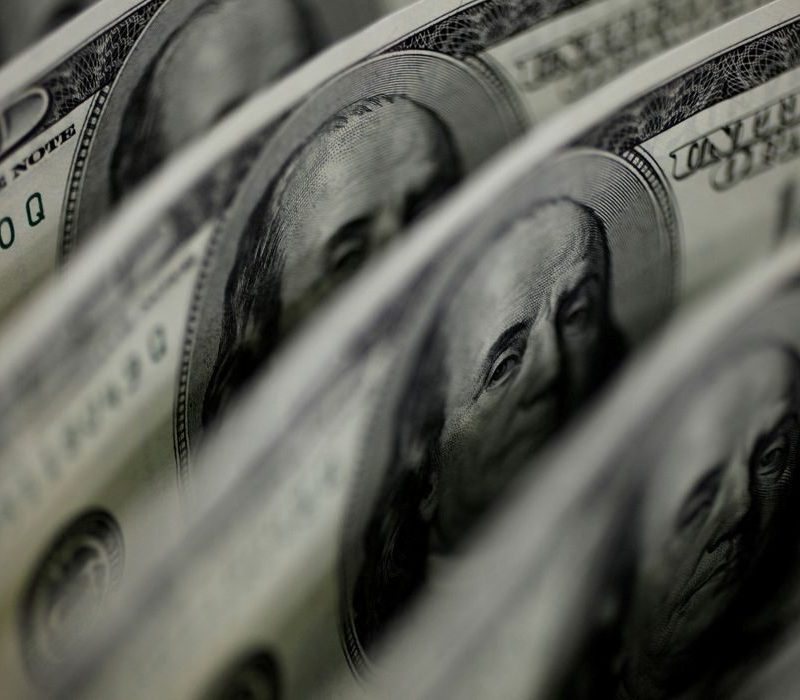 Dólar dispara 8,21% e bolsa desaba após reeleição de lula