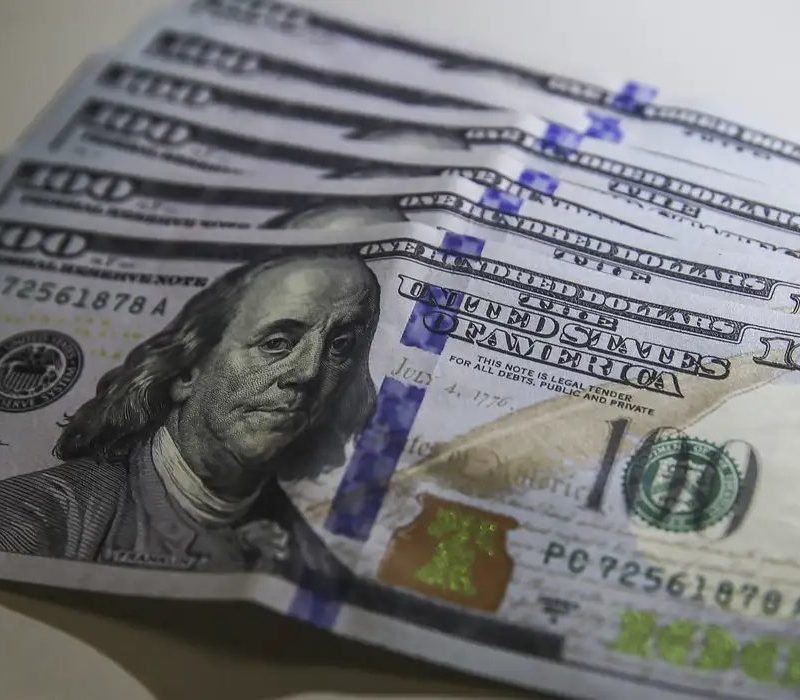 Dólar volta a superar R$ 5 após rali eleitoral e ajuste no mercado