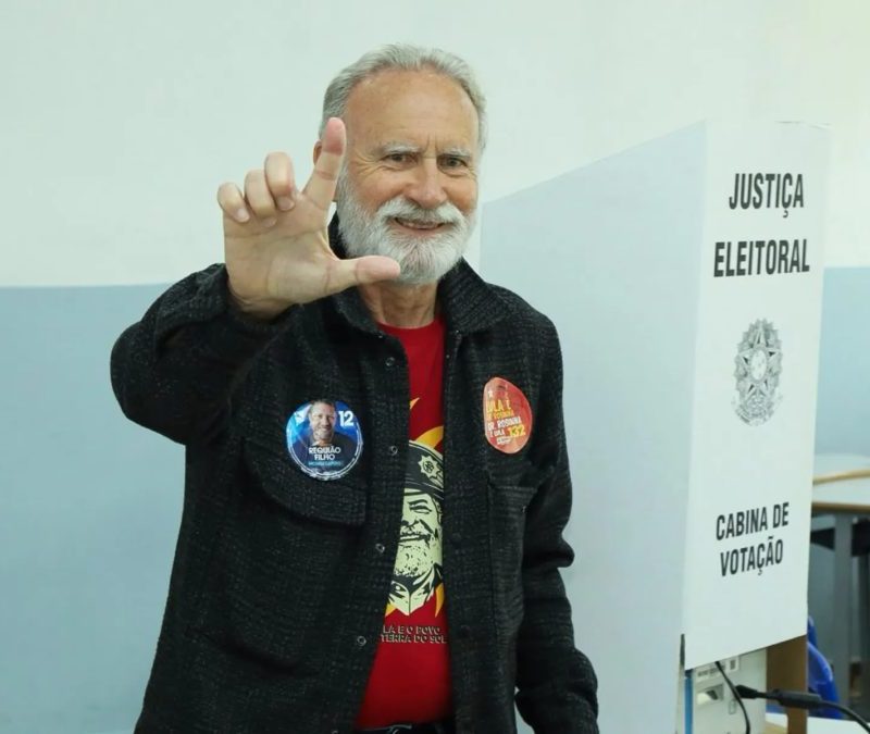 Dr. Rosinha vota e acusa adversário de tumultuar pleito