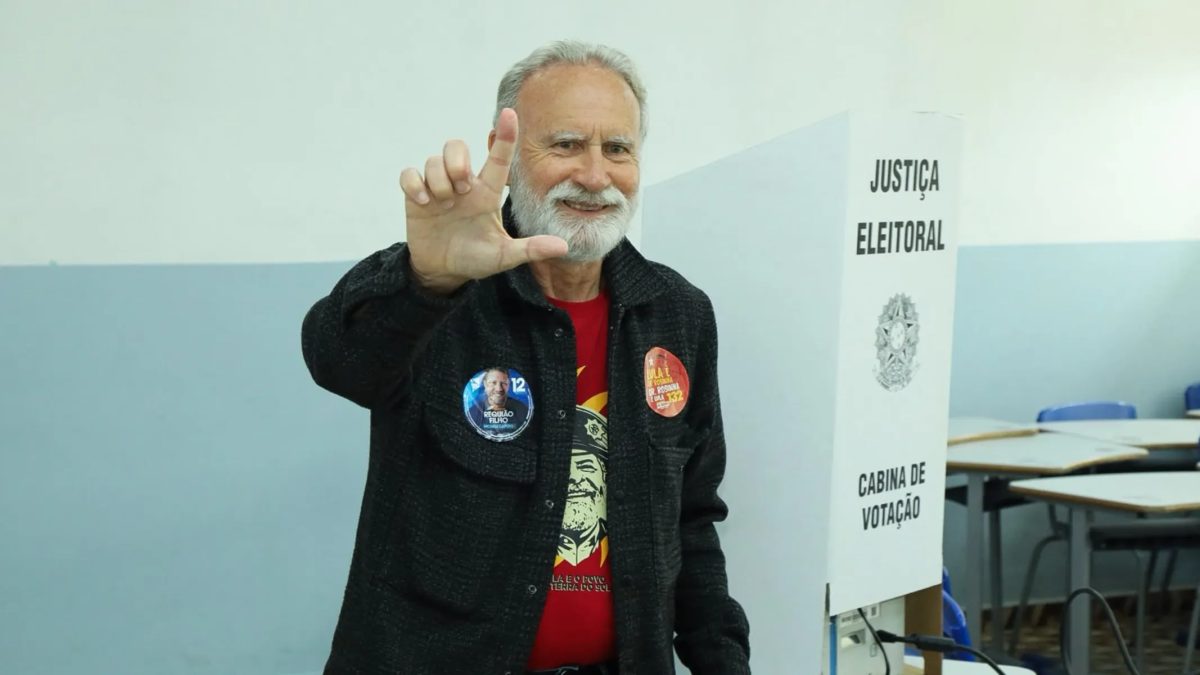 Dr. Rosinha vota e afirma que Deltan “tumultua" eleições no Paraná