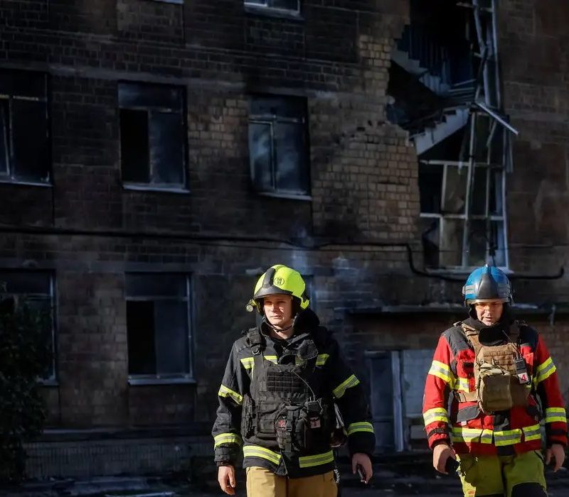 Drone russo atinge escola em Kiev durante nova onda de ataques na Ucrânia
