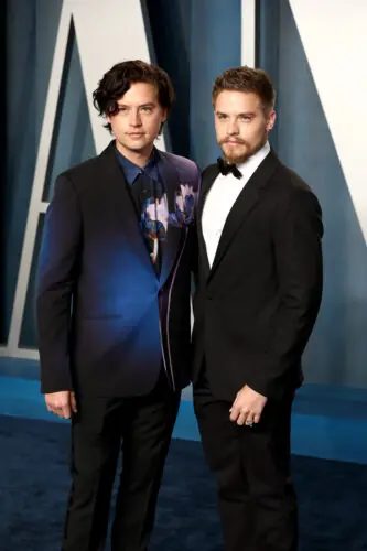 Dylan Sprouse descobre ligação familiar inusitada com irmão