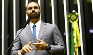 Eduardo Bolsonaro reage a ordem de prisão e ataca decisão de Moraes