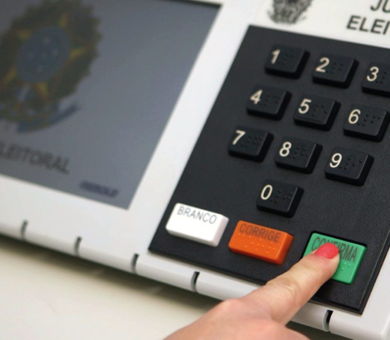 Eleições 2026: urnas eletrônicas chegam aos locais de votação no Paraná