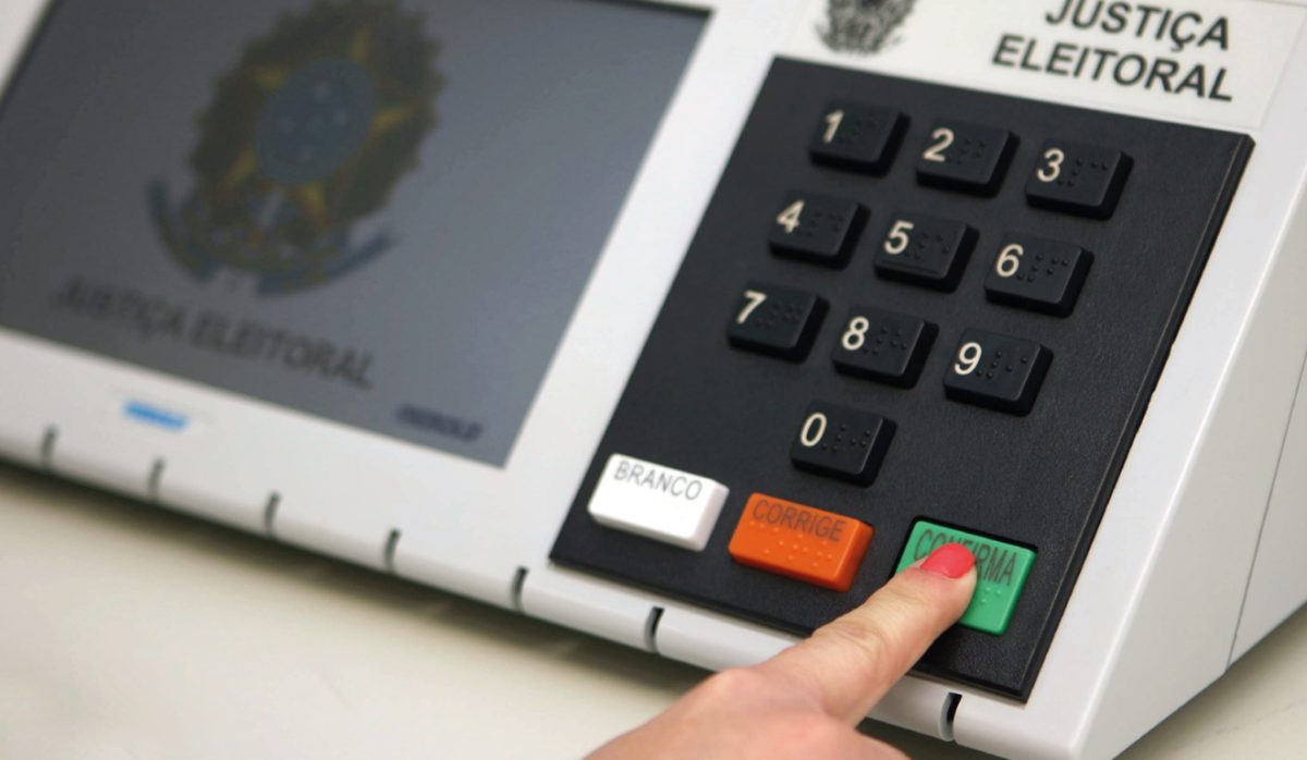 Eleições 2026: urnas eletrônicas são entregues nos locais de votação do Paraná
