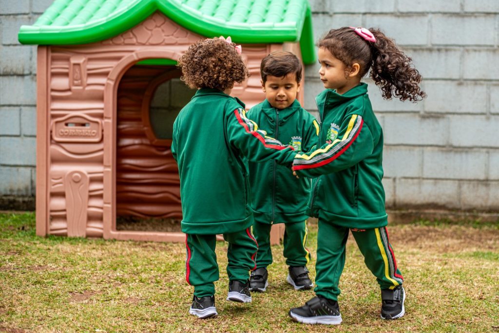 Em cronograma marcado por atrasos, os mais de 14 mil alunos da rede municipal de Paranaguá terminarão o ano letivo sem uniforme escolar