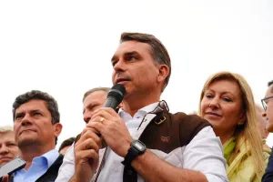 Flávio Bolsonaro modifica carta nos EUA e muda título político