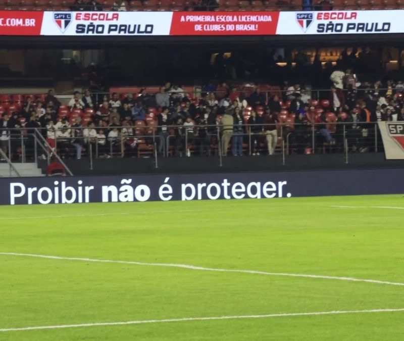 Protesto contra proibição das bets marca clássico no MorumBis