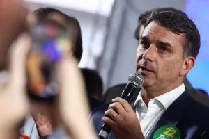 Entrevista de Flávio Bolsonaro à TV Globo gera panelaços em capitais