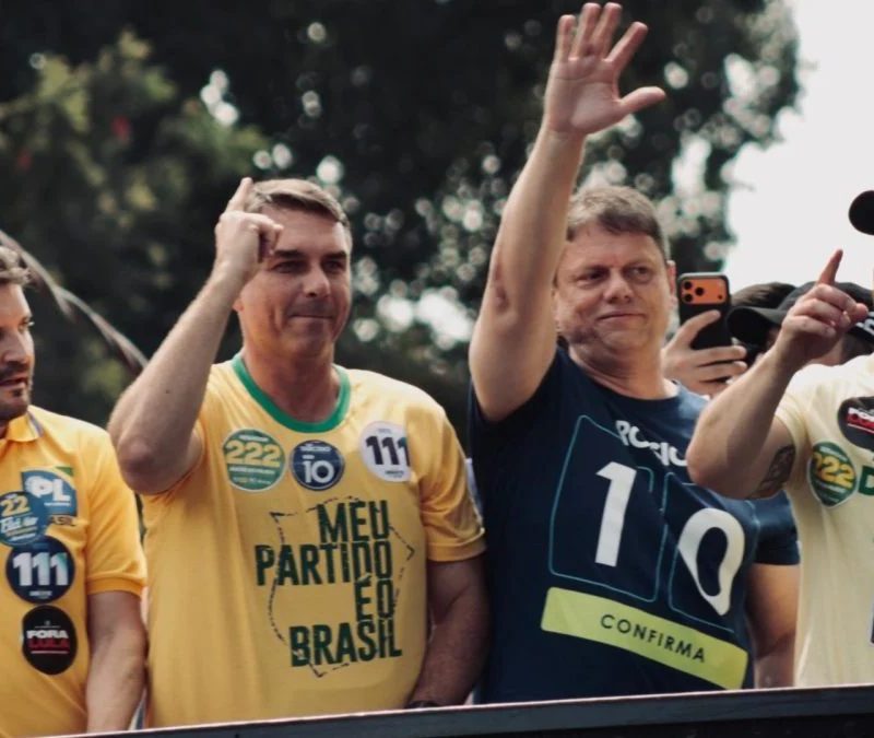 Tarcísio promete apoio total a Flávio Bolsonaro no 2º turno