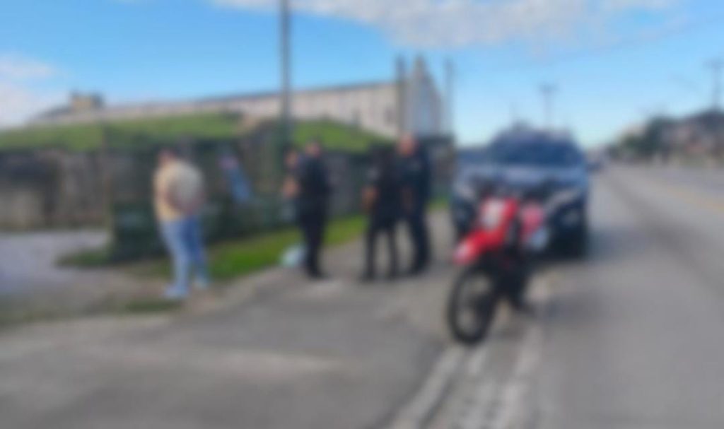 Estrangeiros são conduzidos à delegacia após invadirem casa para cobrar dívida