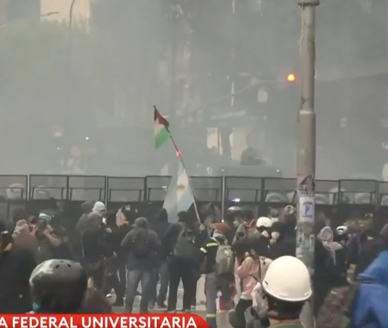 Protesto estudantil contra cortes na educação em Buenos Aires termina em confronto