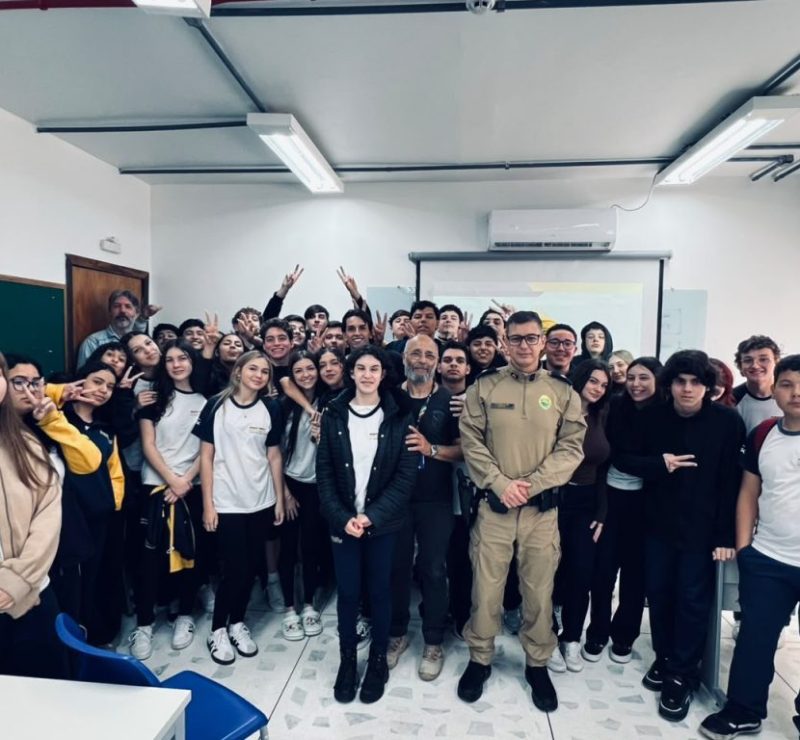 Estudantes de Matinhos conhecem rotina e carreira da Polícia Militar