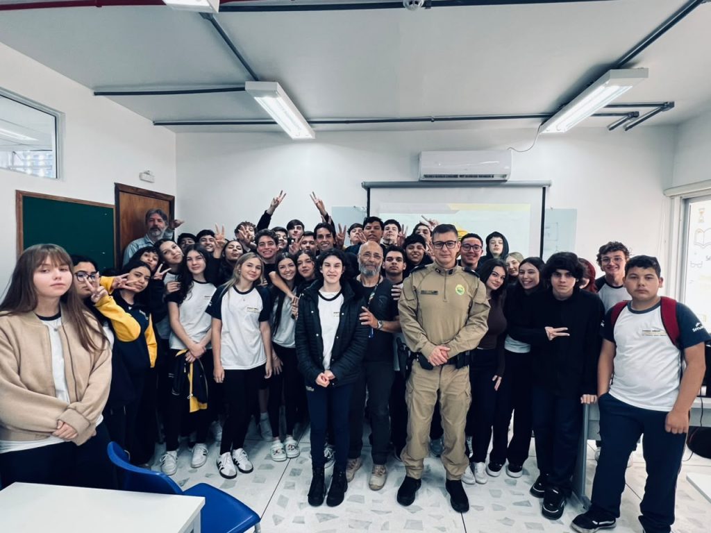 Estudantes de Matinhos conhecem a rotina e os desafios da Polícia Militar em palestra especial