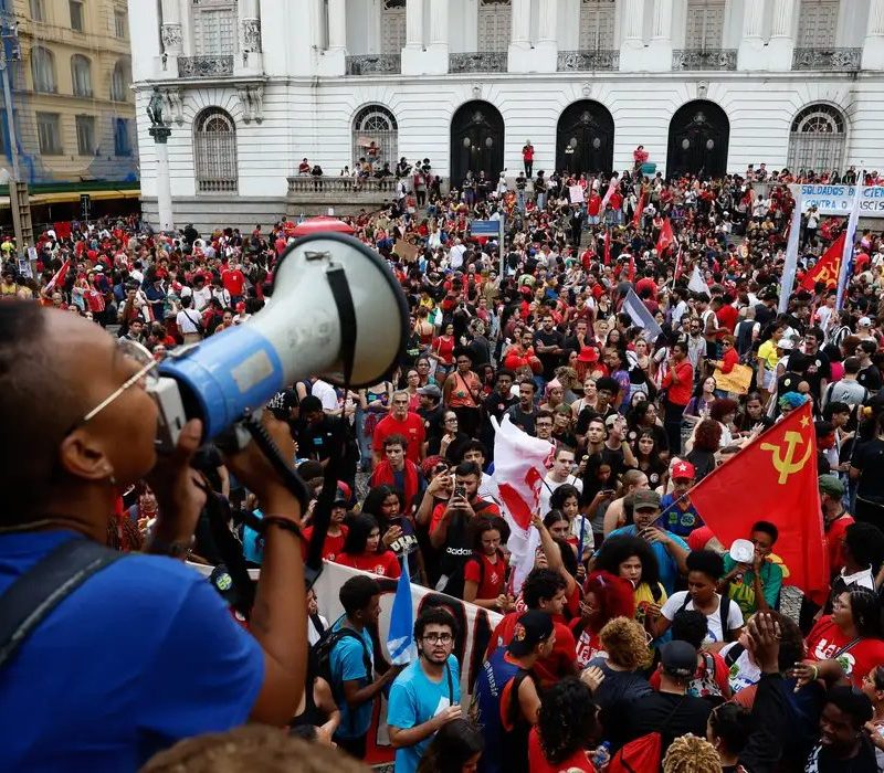 Estudantes realizam protestos pelo Brasil em apoio à candidatura de Lula
