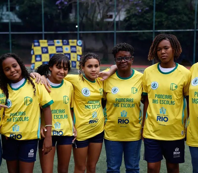 Projeto municipal aproxima ex-atletas da seleção de alunas cariocas