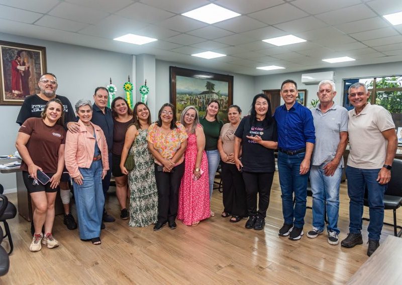 Feirantes de Paranaguá levam demandas de eventos ao prefeito