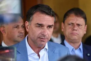 Flávio Bolsonaro anuncia voto a favor do fim da escala 6×1; Senado vota PEC amanhã