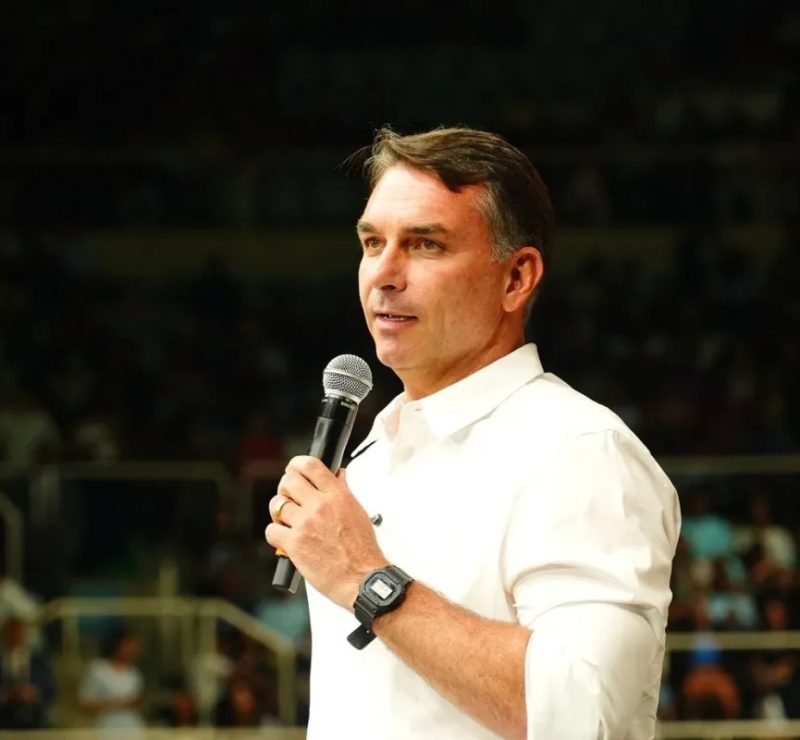 Flávio Bolsonaro ataca pacote Prospera MEI e critica Lula
