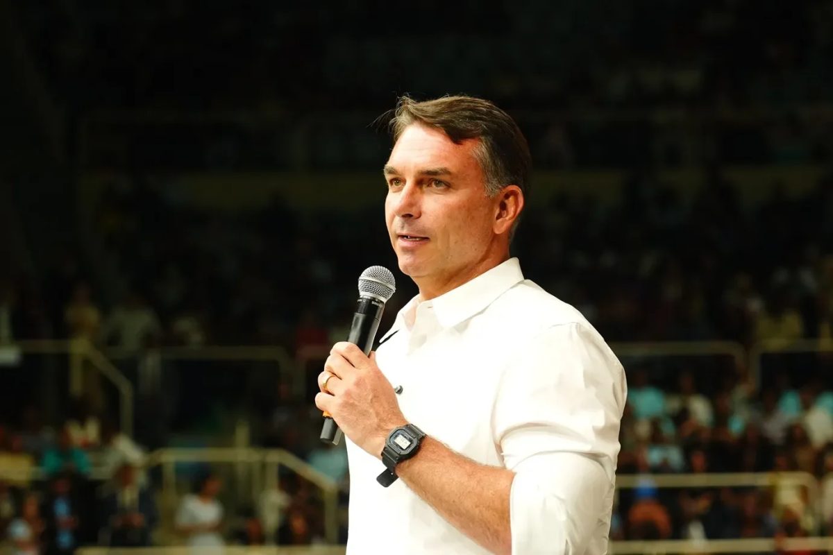 Flávio Bolsonaro critica Pix para MEI anunciado por Lula: ‘Ele acha que o povo é otário’