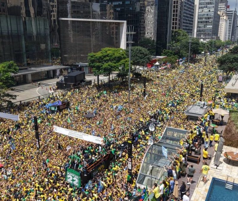 Flávio Bolsonaro economiza voz em ato na Paulista para debate com Lula